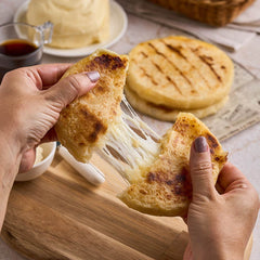 Arepas de Yuca-Costeño super rellenas de Queso Mozzarella x 4 unidades