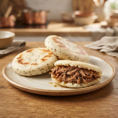 Arepas de Maíz con Semillas de Chía Rellenas de Carne Desmechada x 3 unidades