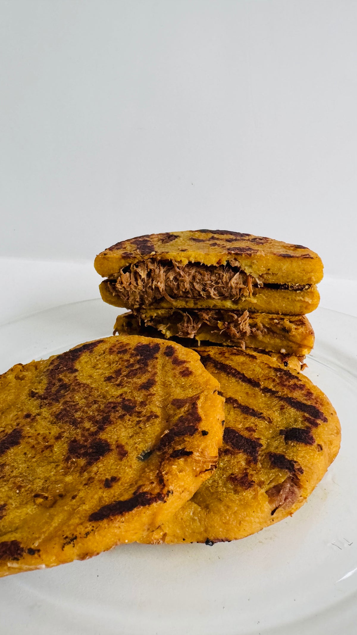 Arepas de Plátano Maduro rellenas de carne desmechada x 4 unidades