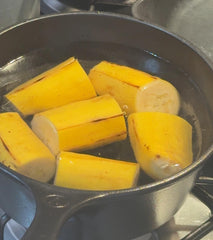 Arepas de Plátano Maduro rellenas de carne desmechada x 4 unidades